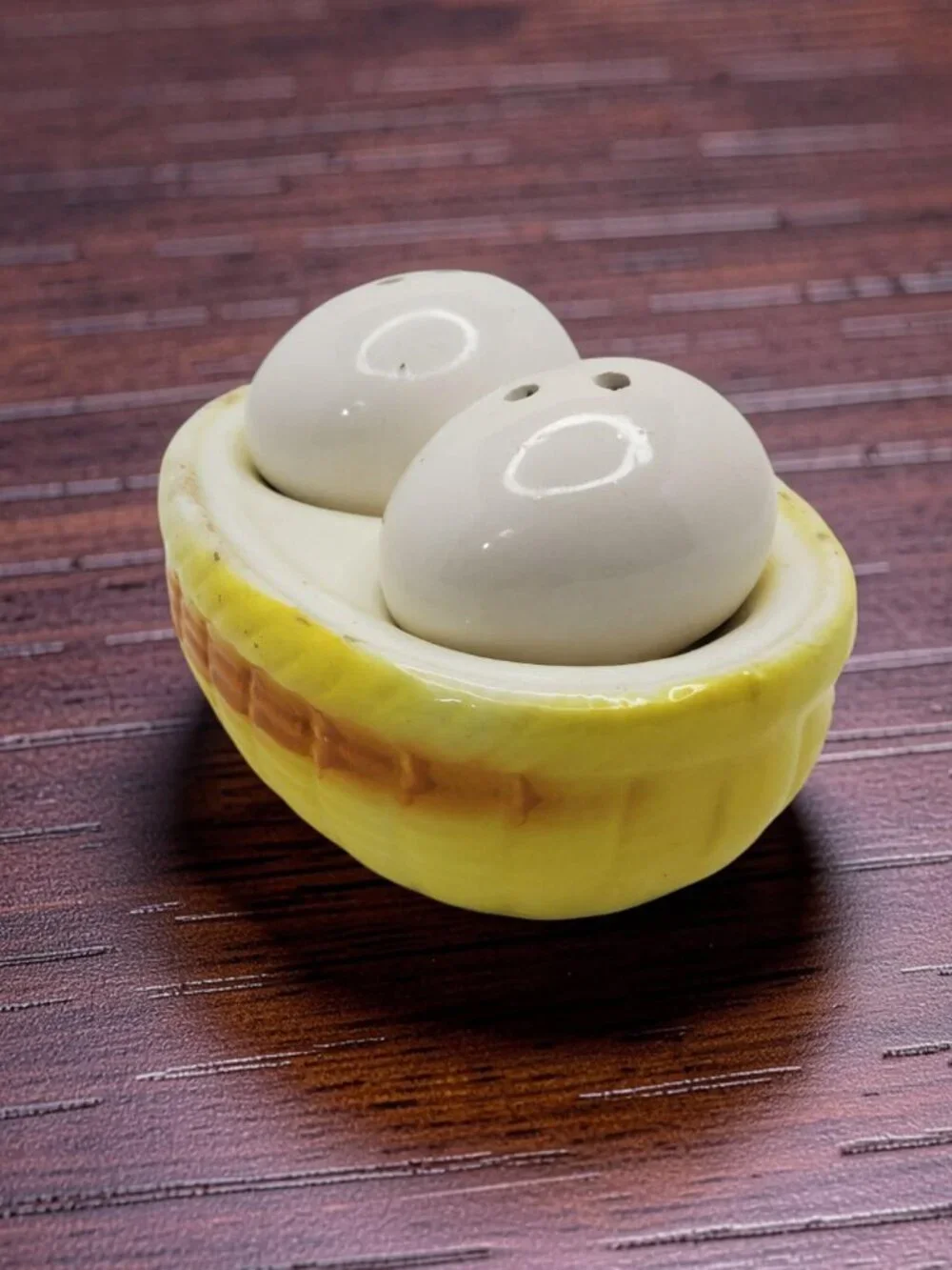 vintage 1970s nesting eggs porcelain salt & pepper shakers.